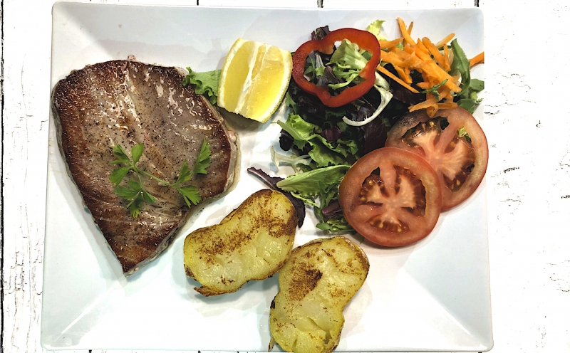 AT�N A LA PLANCHA CON PATATAS A LA BRASA