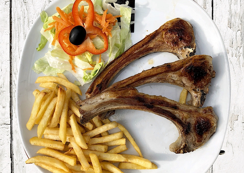 COSTILLAS DE CORDERO CON PATATAS FRITAS