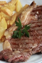 BISTEC A LA PLANCHA  CON PATATAS FRITAS