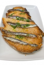 TOSTADAS CON  ANCHOAS 